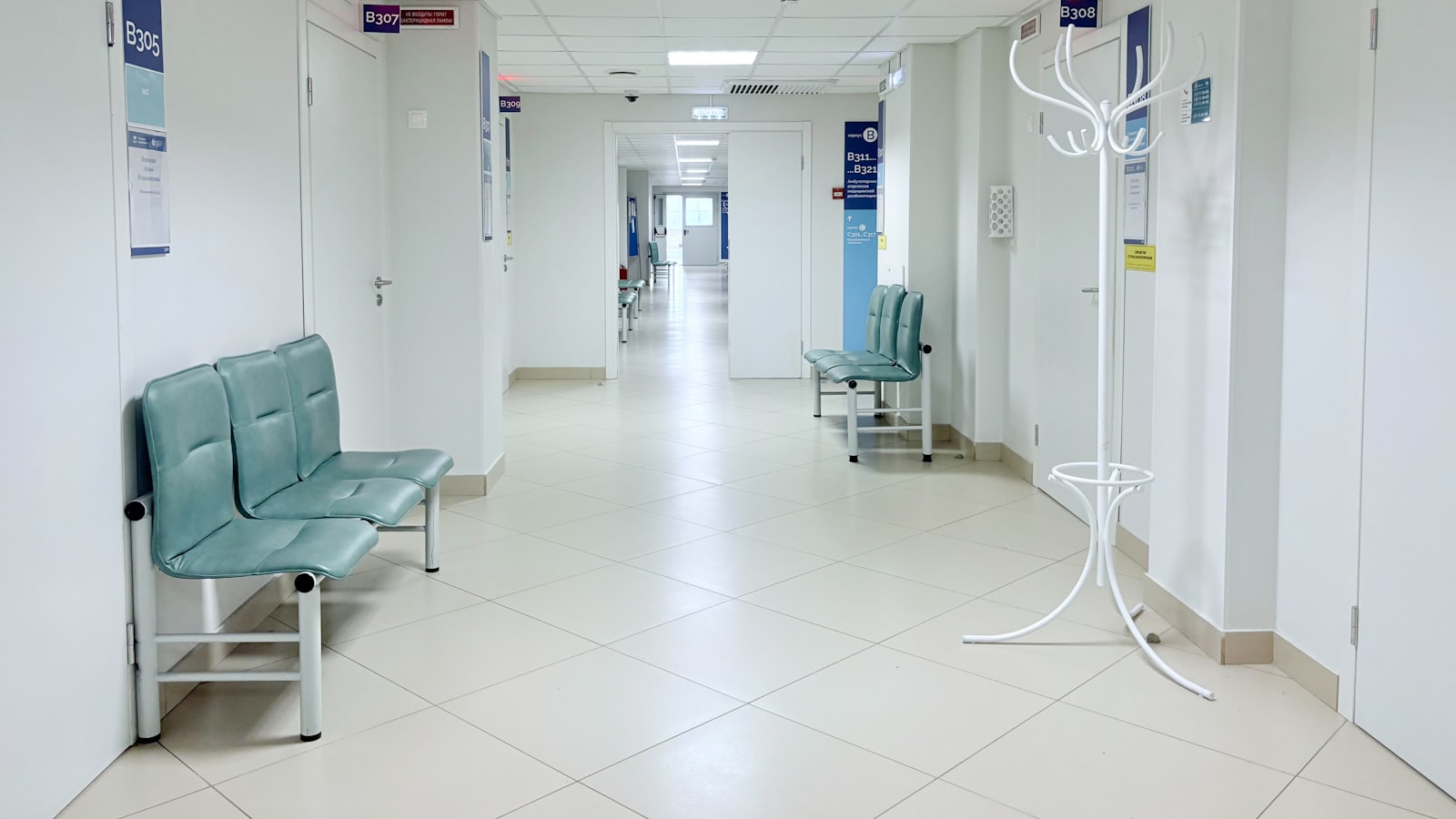 Corredor de uma clínica moderna, luminoso e organizado