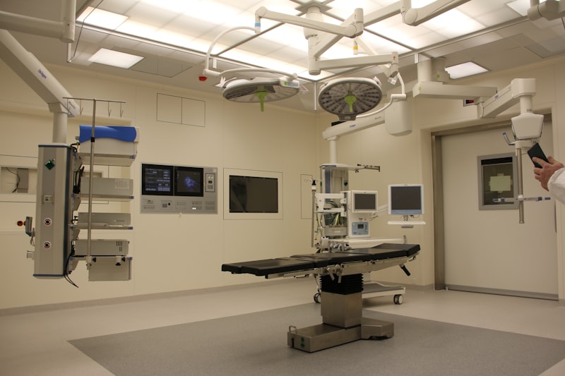 Equipamento médico branco num gabinete