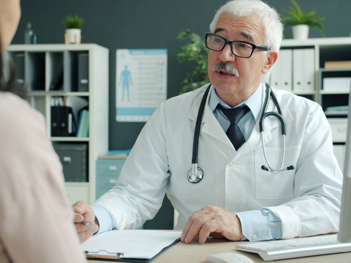 Médico a conversar com um utente numa consulta