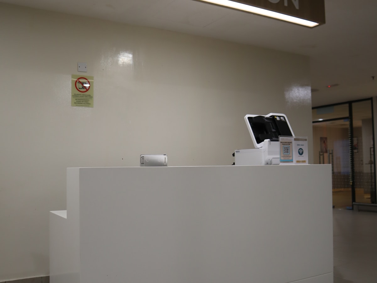 Terminal de auto-atendimento numa receção moderna