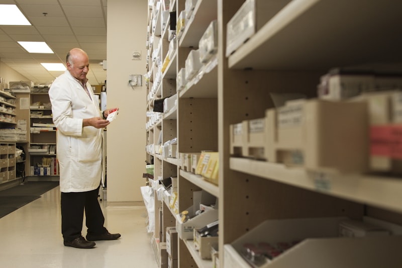 Farmacêutica junto a uma prateleira de medicamentos